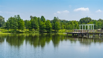 香港濕地公園位於新界天水圍北部，於2006年對外開放。這是一個集保育、教育和旅遊功能於一身的世界級設施，曾獲多個獎項。公園除了在生態環境上補償天水圍新市鎮發展計劃所造成的濕地損失之外，還為市民和遊客提供了保育、教育、消閒和旅遊的機會。